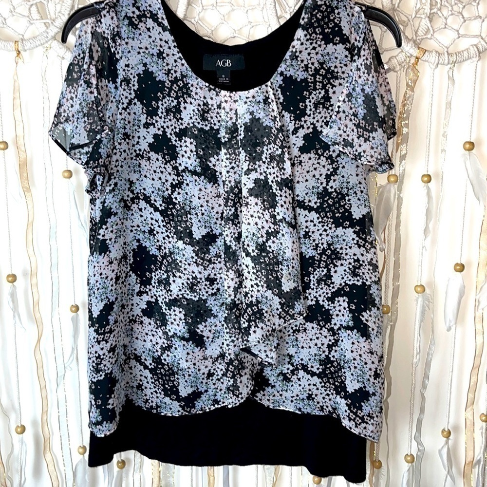🌸 AGB black pink floral top. Size small.